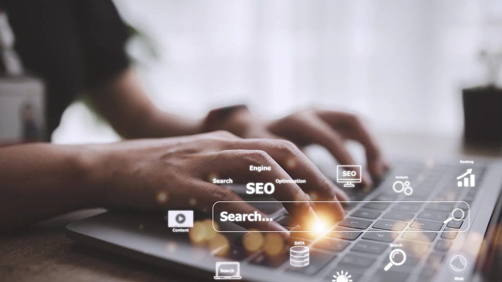 Resultados De Seo De Una Agencia De Marketing O Ia: Iconos De Ranking, Análisis Y Datos Superpuestos Sobre Un Teclado De Portátil