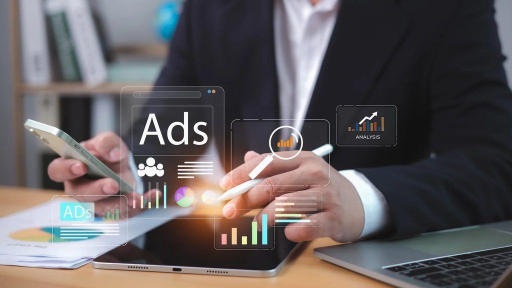 Captación De Clientes Sin Ads: Cómo Construir Un Sistema Sostenible En 2026 Medición De Resultados En Una Estrategia De Captación De Clientes Sin Ads: Profesional Revisando Métricas De Ads En Tablet Y Móvil
