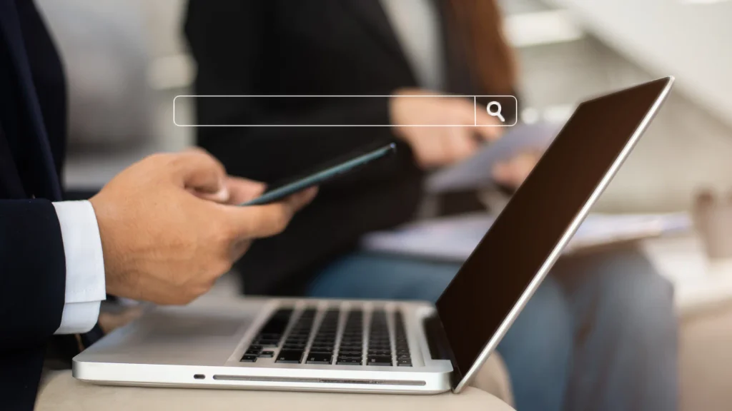 Profesionales Revisando Datos En Tablet Y Portátil, Ilustrando El Diagnóstico De Por Qué Tengo Visitas Pero No Vendo.